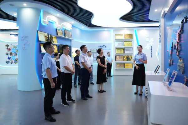 中国进出口银行总行业务金融部总经理钟建，江西省分行党委书记、行长郝晔华一行到J9集团国际站官网调研领导